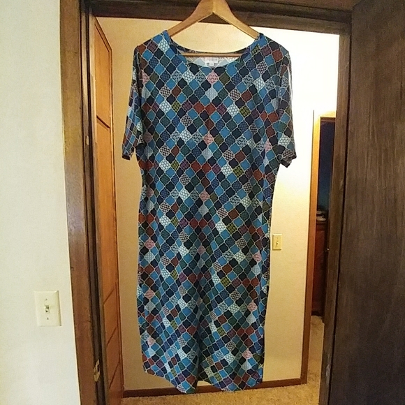 Julia - Picture 1 of 2